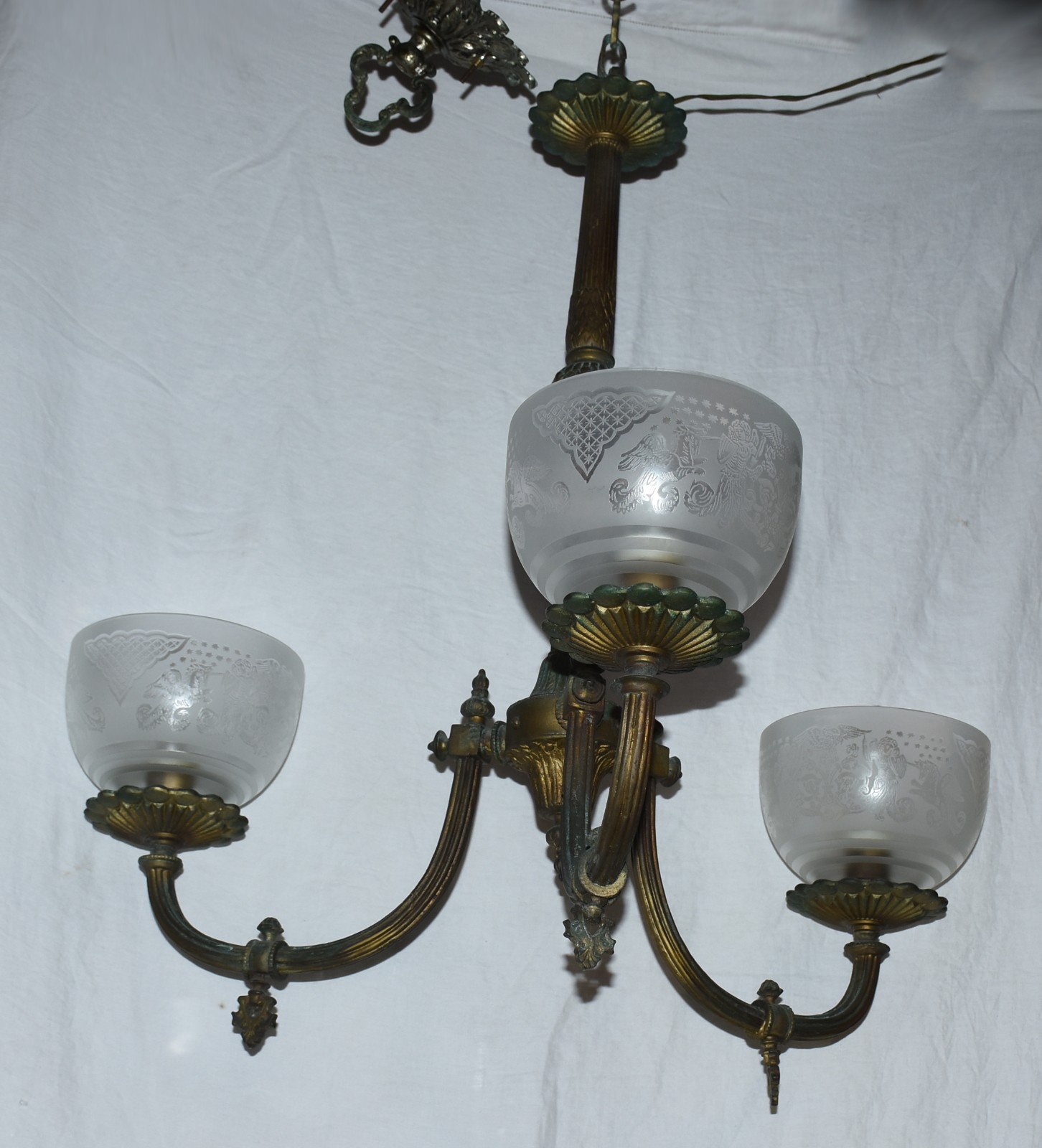 Lustre de metal dourado com tres braços e mangas de cristal. - foto 1 de 3