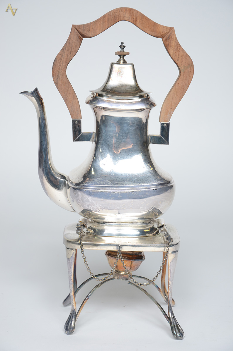 Samovar de metal prateado estilo ingles, alça de madeira. Altura 43,5... - foto 1 de 2