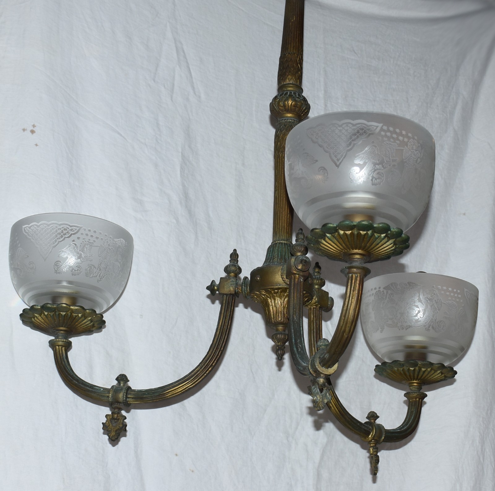 Lustre de metal dourado com tres braços e mangas de cristal. - foto 2 de 3