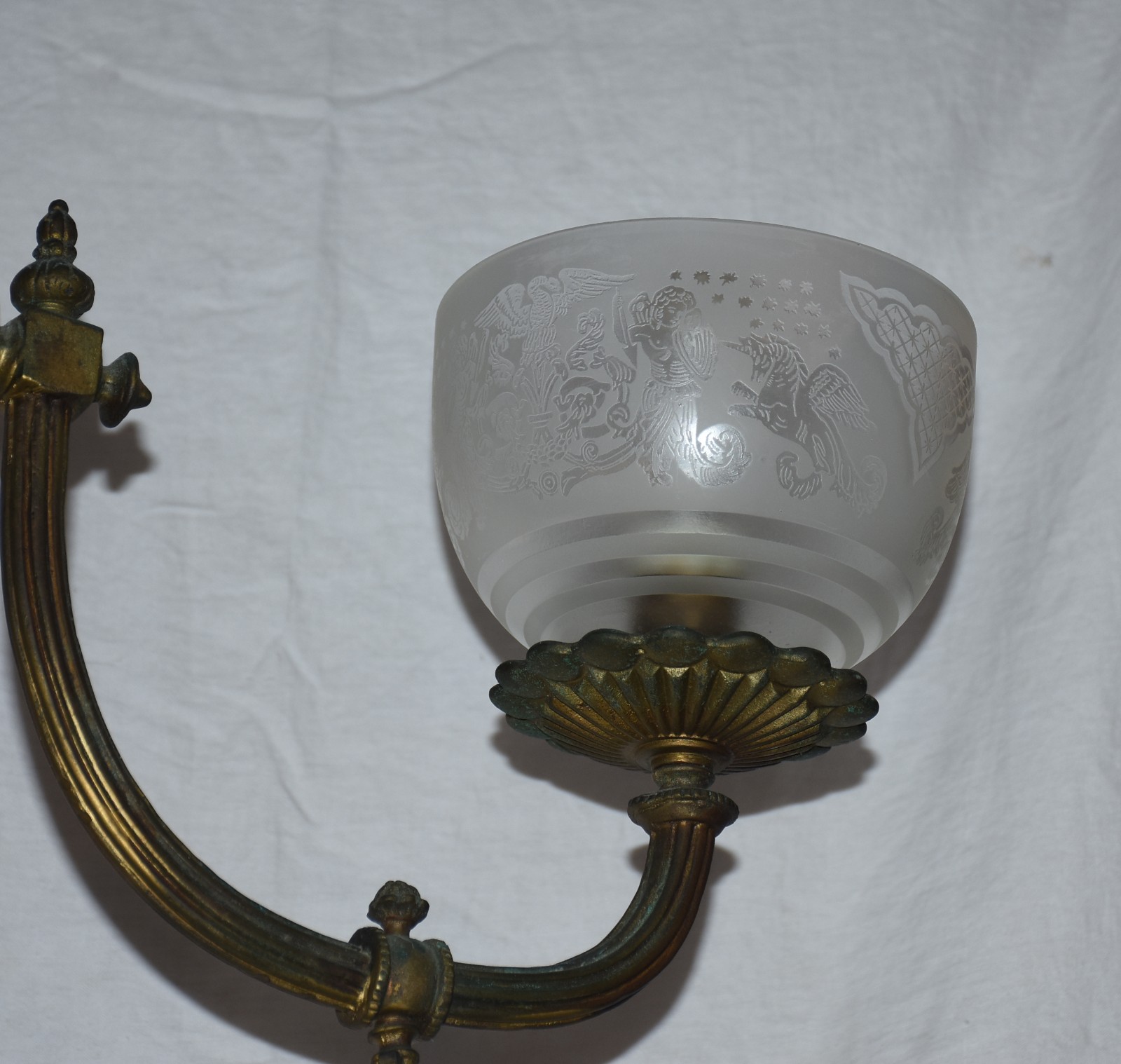 Lustre de metal dourado com tres braços e mangas de cristal. - foto 3 de 3
