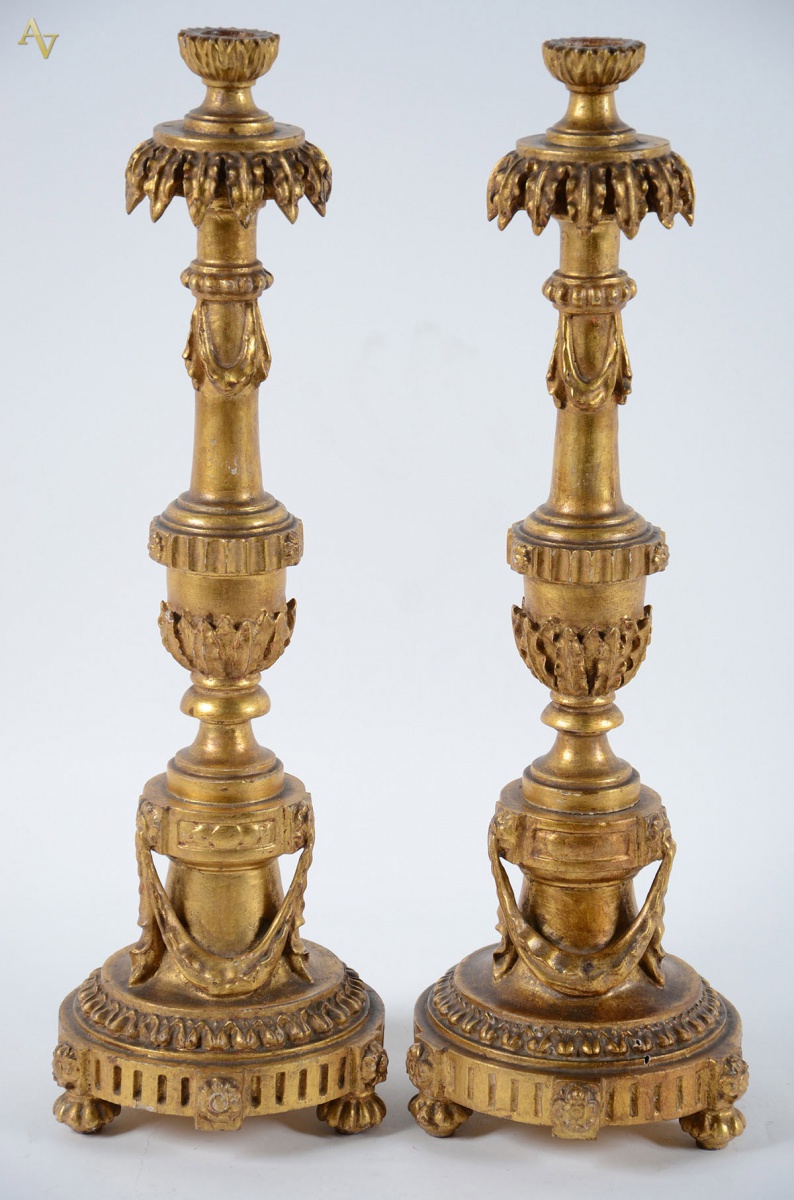 Par de tocheiros - Séc. XIX/XX - em madeira dourada; ornados c/...