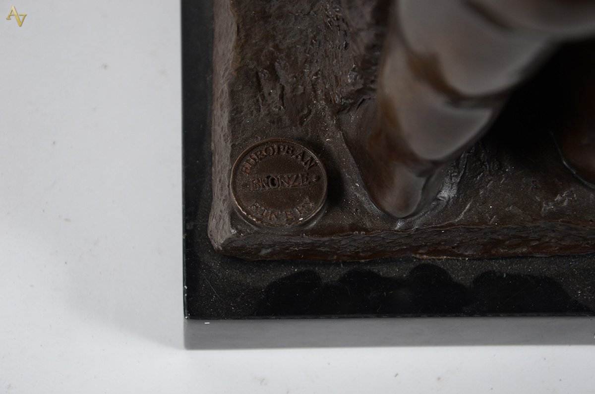 Escultura em bronze c/ base em mármore, selo de fundição, Assinada... - foto 2 de 2
