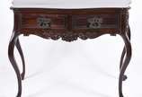 Mesa de encostar de madeira nobre com 2 gavetas... - Mesa de encostar de madeira nobre com 2 gavetas emolduradas, puxadores de metal, pequena aba recortada com entalhes rasos e ilhargas com decoraç...