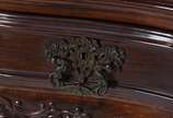 Mesa de encostar de madeira nobre com 2 gavetas... - Mesa de encostar de madeira nobre com 2 gavetas emolduradas, puxadores de metal, pequena aba recortada com entalhes rasos e ilhargas com decoraç...