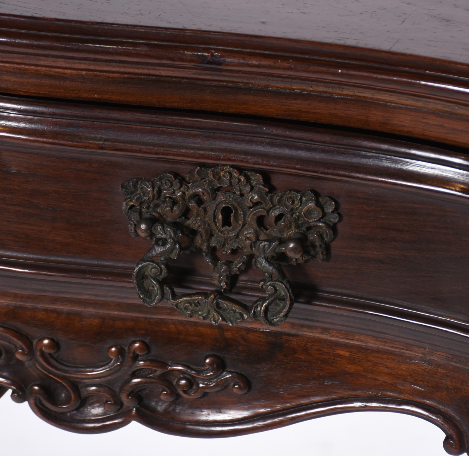 Mesa de encostar de madeira nobre com 2 gavetas emolduradas... - foto 4 de 6