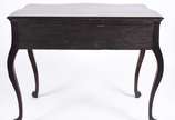 Mesa de encostar de madeira nobre com 2 gavetas... - Mesa de encostar de madeira nobre com 2 gavetas emolduradas, puxadores de metal, pequena aba recortada com entalhes rasos e ilhargas com decoraç...