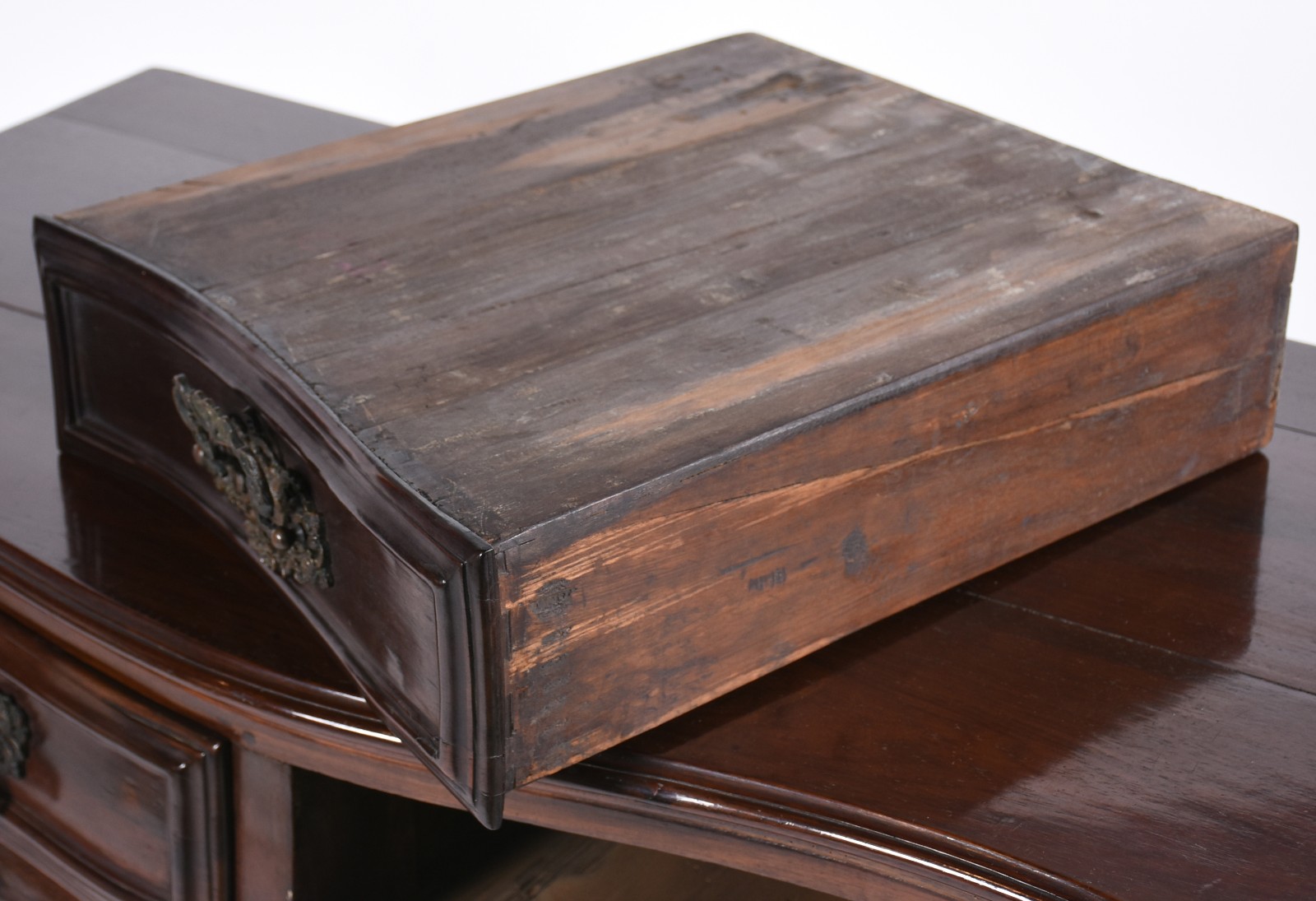 Mesa de encostar de madeira nobre com 2 gavetas emolduradas... - foto 6 de 6