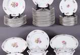Aparelho de jantar de porcelana tcheca, compost... - Aparelho de jantar de porcelana tcheca, composto de: 21 pratos rasos, 11 de sopa, 12 de sobremesa, 3 travessas ovais,3 travessas fundas, molheir...