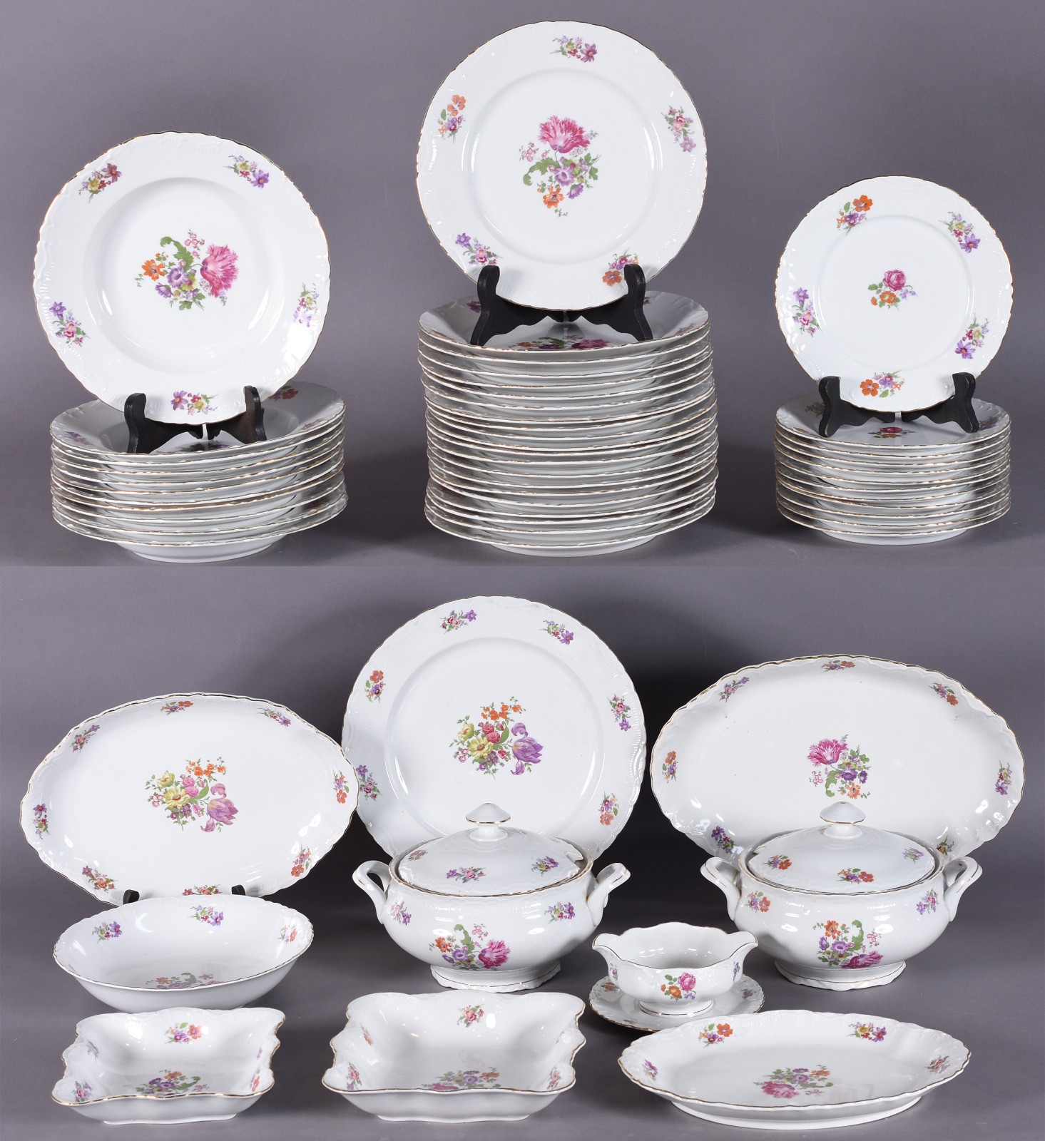 Aparelho de jantar de porcelana tcheca, composto de: 21 pratos rasos... - foto 1 de 7