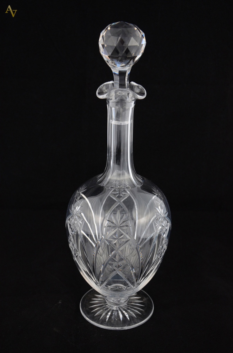 Licoreira em cristal europeu lapidado. Alt. 31 cm