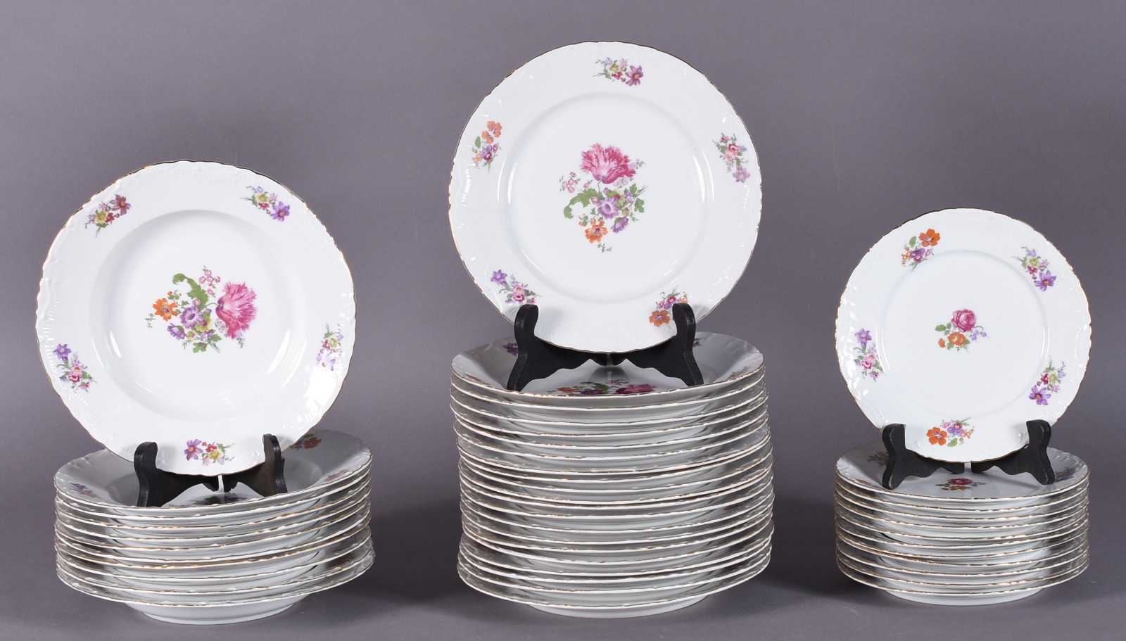Aparelho de jantar de porcelana tcheca, composto de: 21 pratos rasos... - foto 2 de 7