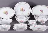Aparelho de jantar de porcelana tcheca, compost... - Aparelho de jantar de porcelana tcheca, composto de: 21 pratos rasos, 11 de sopa, 12 de sobremesa, 3 travessas ovais,3 travessas fundas, molheir...
