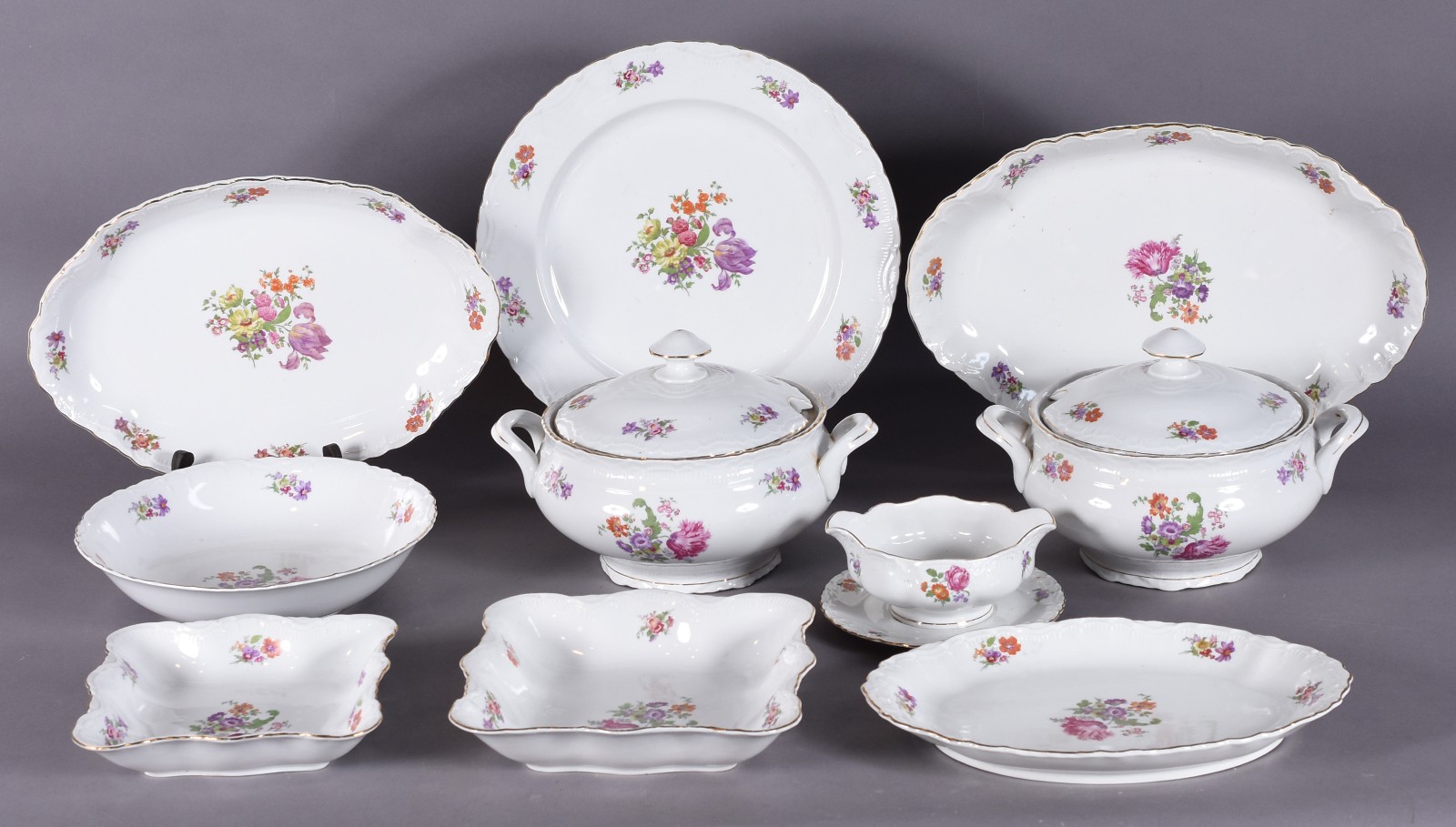 Aparelho de jantar de porcelana tcheca, composto de: 21 pratos rasos... - foto 3 de 7