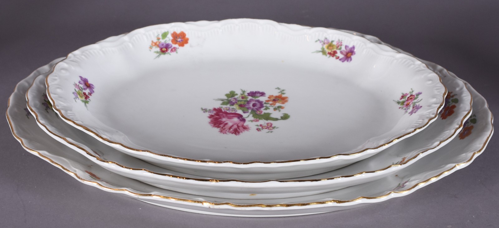 Aparelho de jantar de porcelana tcheca, composto de: 21 pratos rasos... - foto 4 de 7