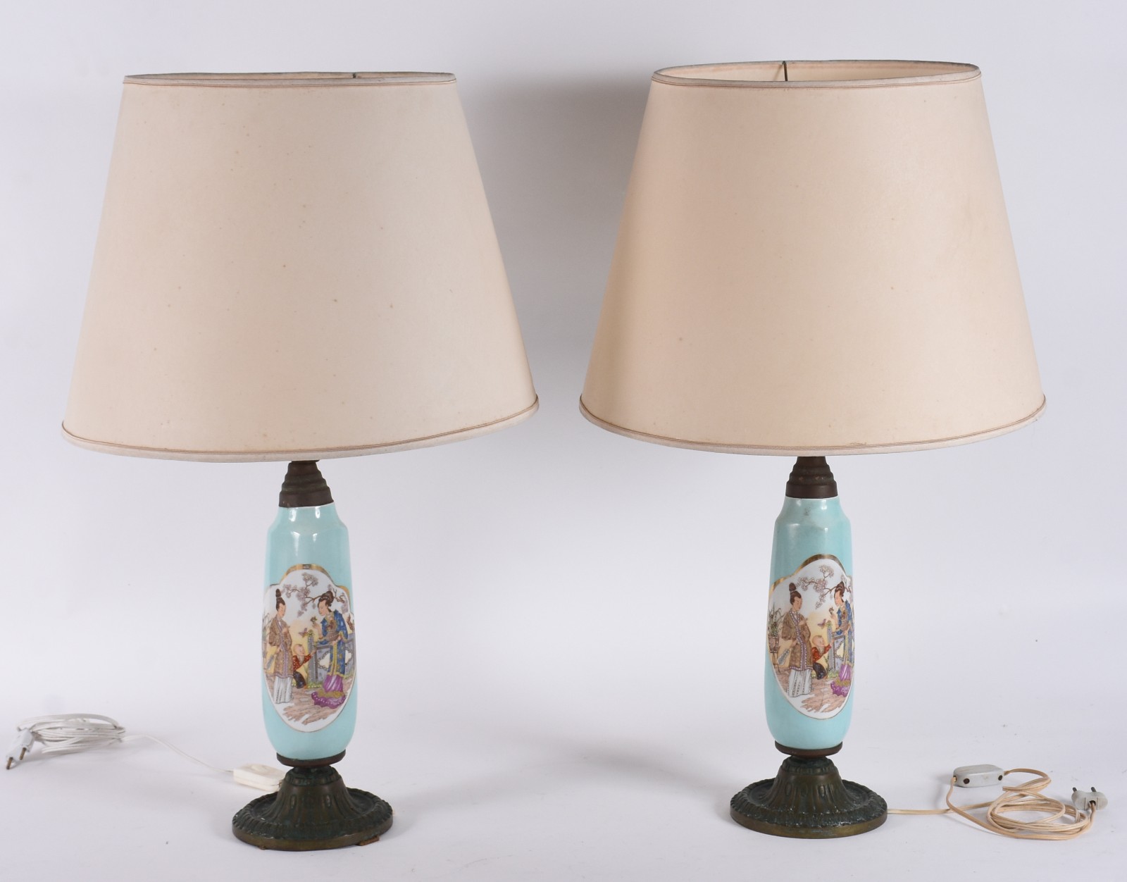 Par de abatjoures de porcelana decorados com gueixas em policromia... - foto 1 de 5
