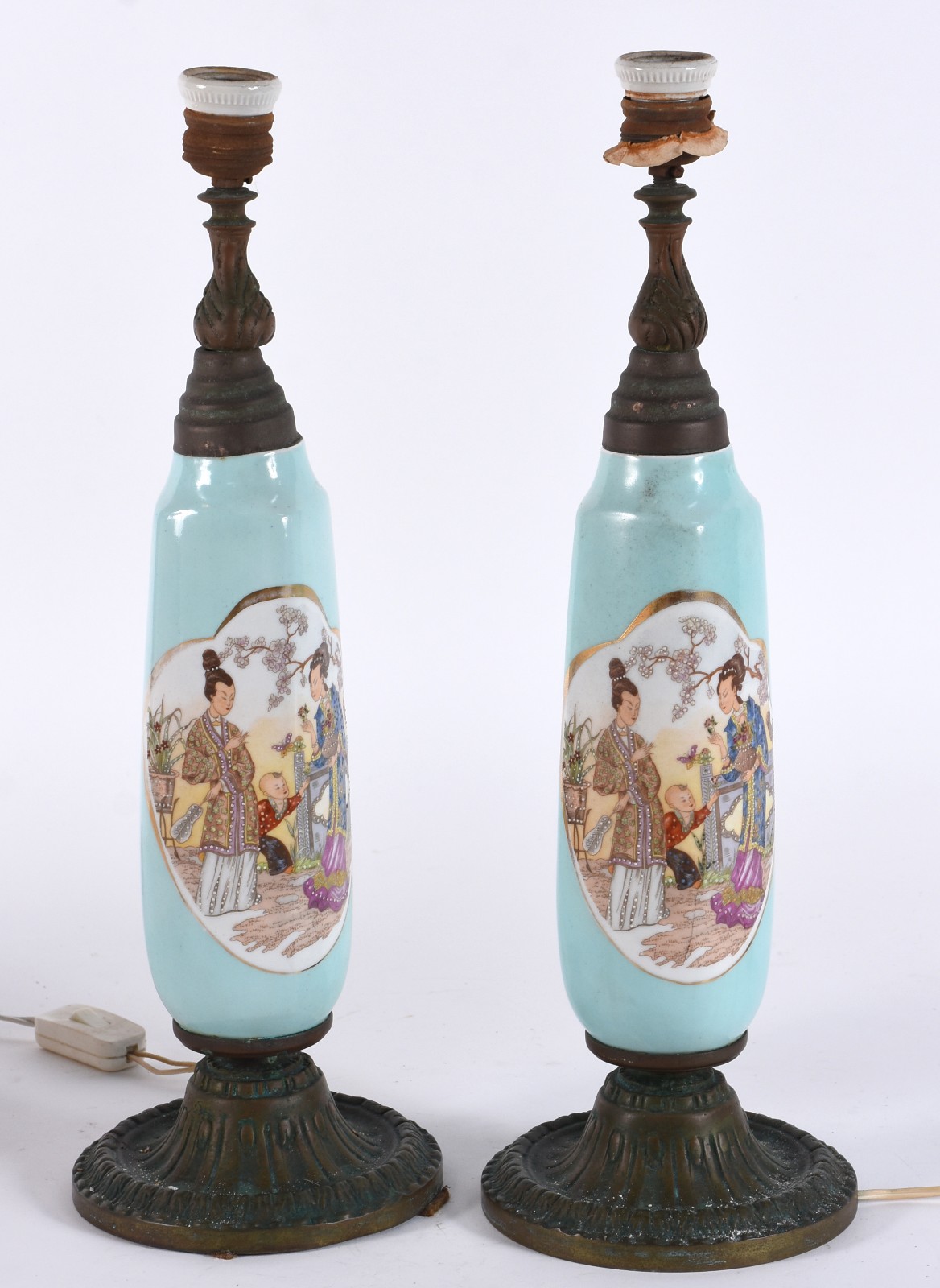 Par de abatjoures de porcelana decorados com gueixas em policromia... - foto 2 de 5
