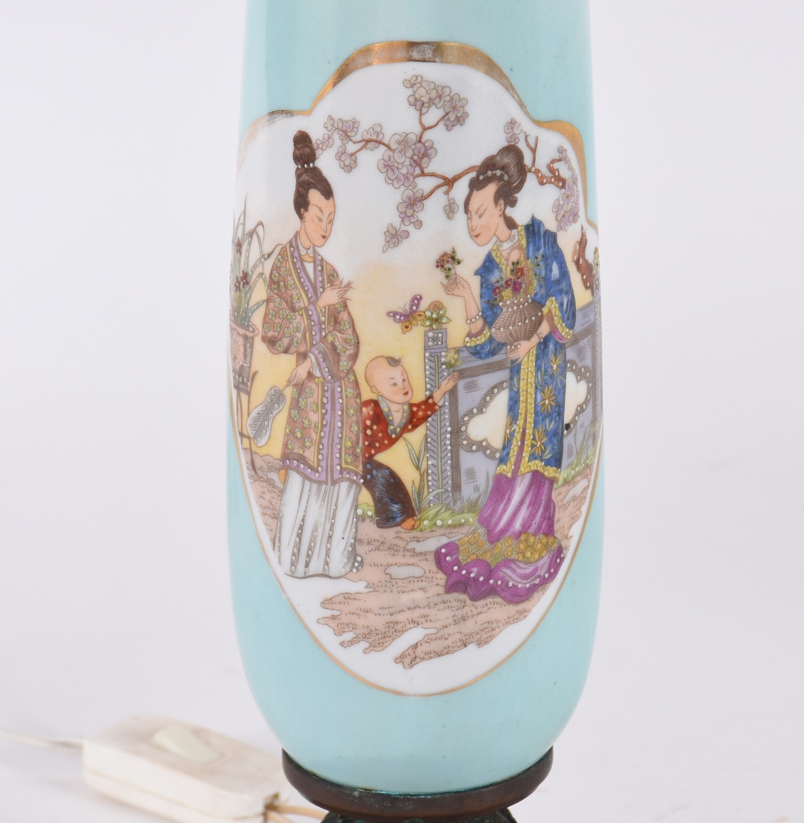 Par de abatjoures de porcelana decorados com gueixas em policromia... - foto 3 de 5