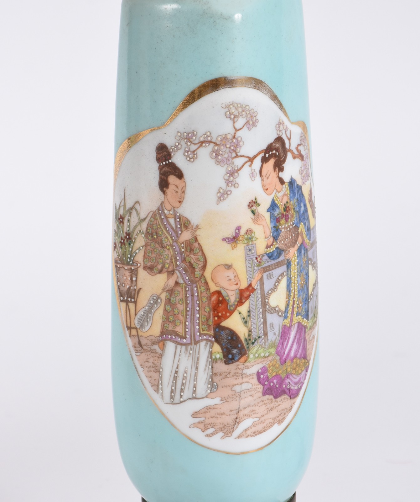Par de abatjoures de porcelana decorados com gueixas em policromia... - foto 4 de 5