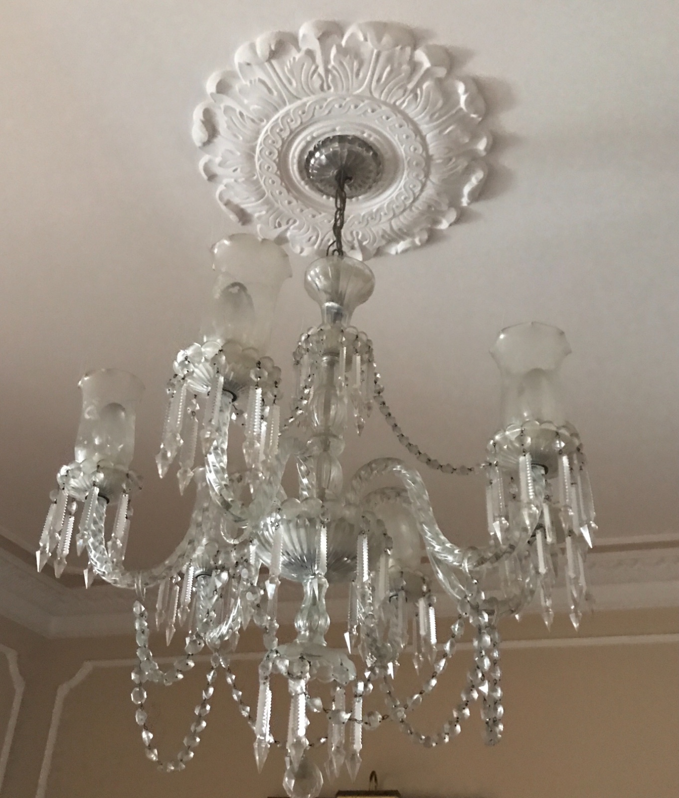 Lustre de cristal para 6 luzes com pingentes lapidados. - foto 1 de 3