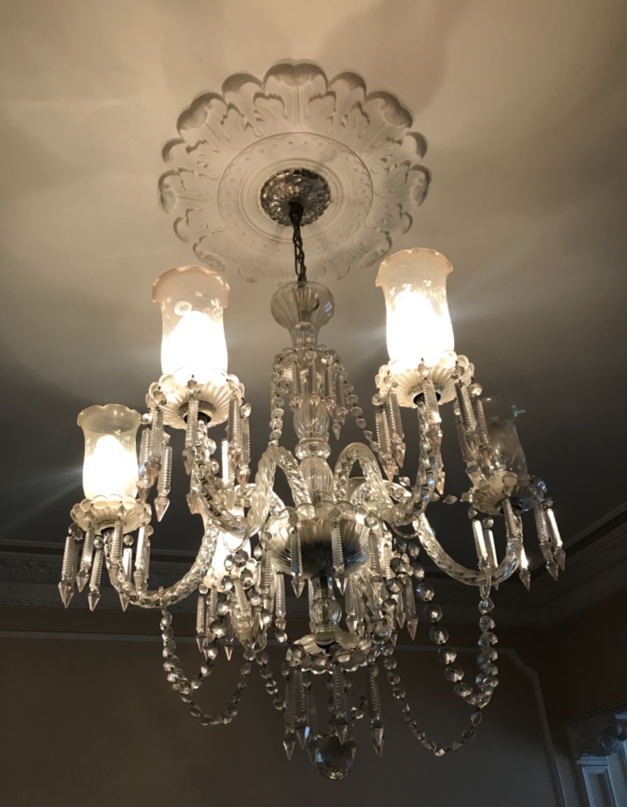 Lustre de cristal para 6 luzes com pingentes lapidados. - foto 2 de 3