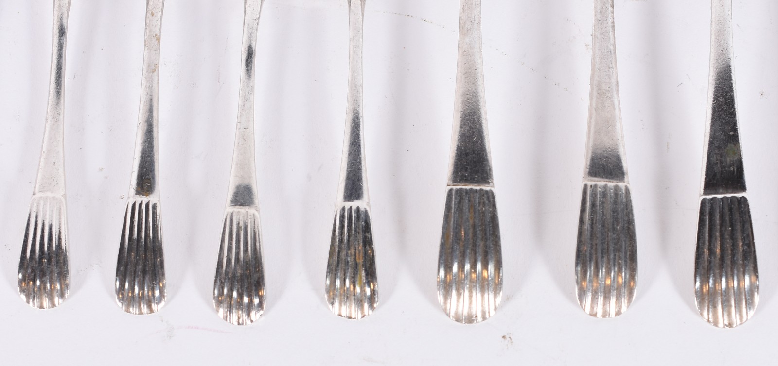 Diversas colheres pequenas de prata de lei, sendo 9 para chá... - foto 3 de 6