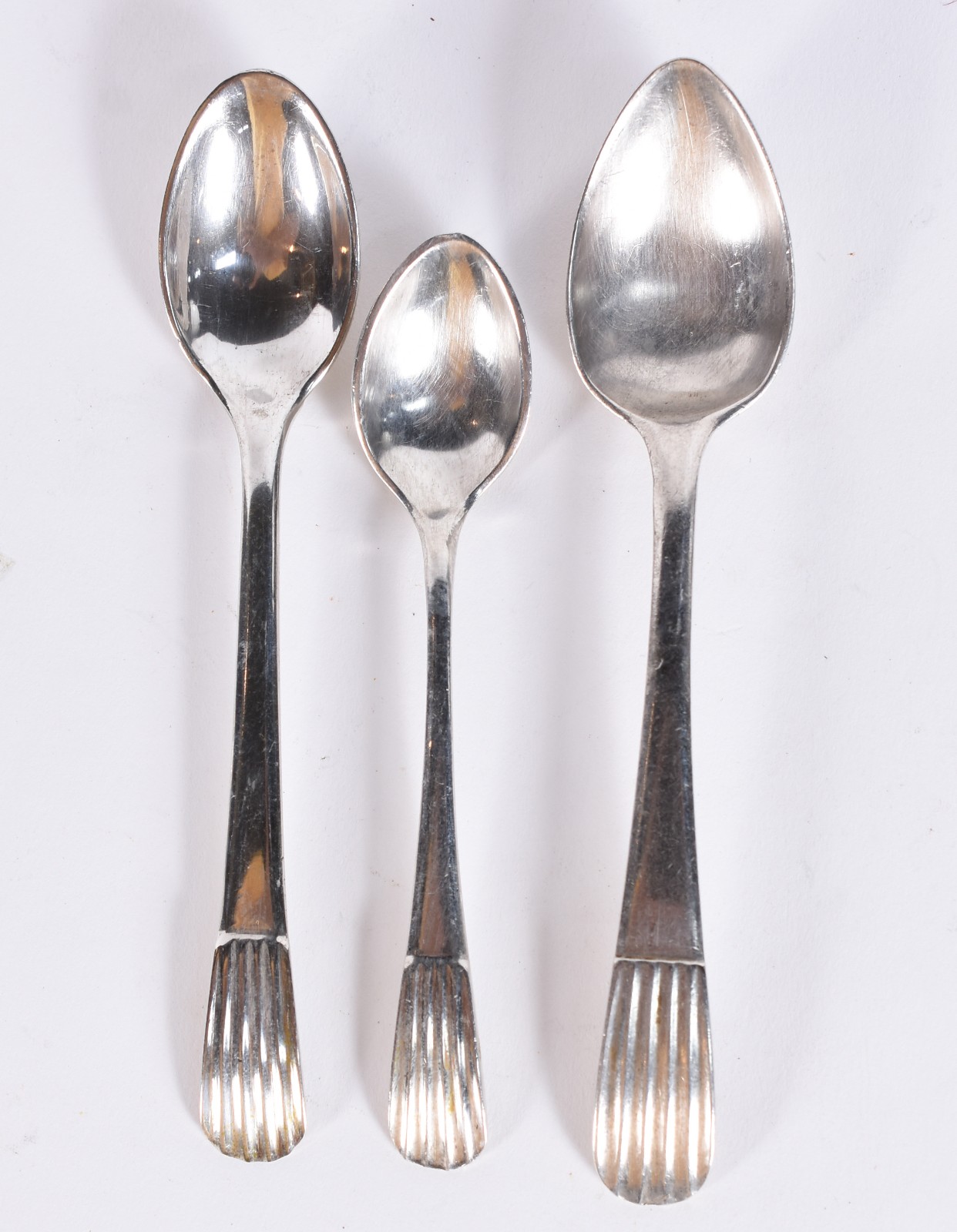 Diversas colheres pequenas de prata de lei, sendo 9 para chá... - foto 4 de 6