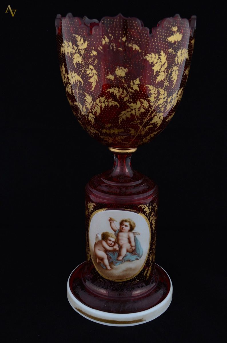 Vaso de cristal da Bohemia na cor rubi, ornamentado por folhagens a...