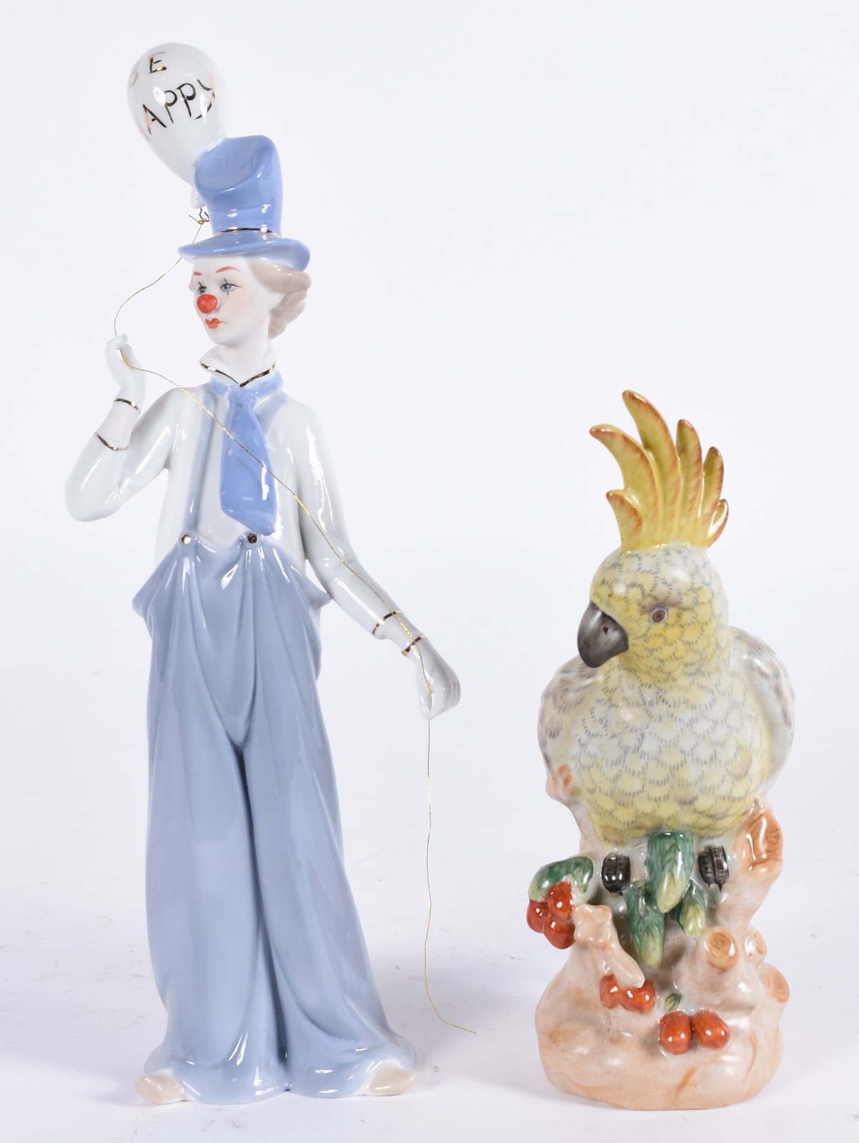 Duas peças, sendo: escultura de porcelana representando cacatua em... - foto 1 de 5