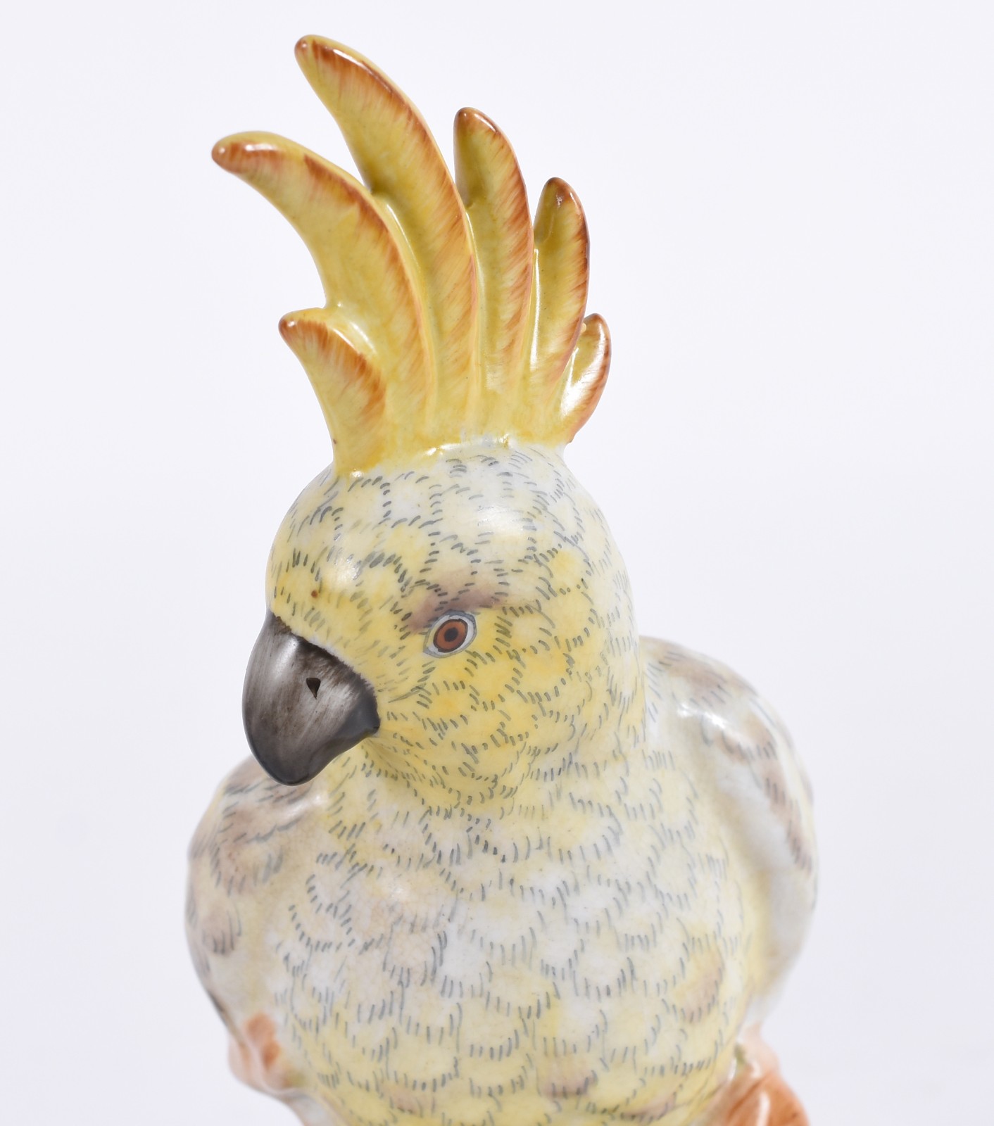 Duas peças, sendo: escultura de porcelana representando cacatua em... - foto 3 de 5