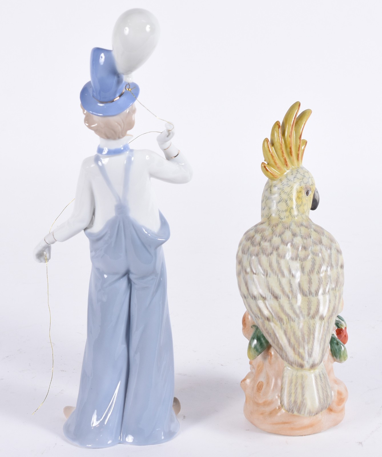 Duas peças, sendo: escultura de porcelana representando cacatua em... - foto 4 de 5