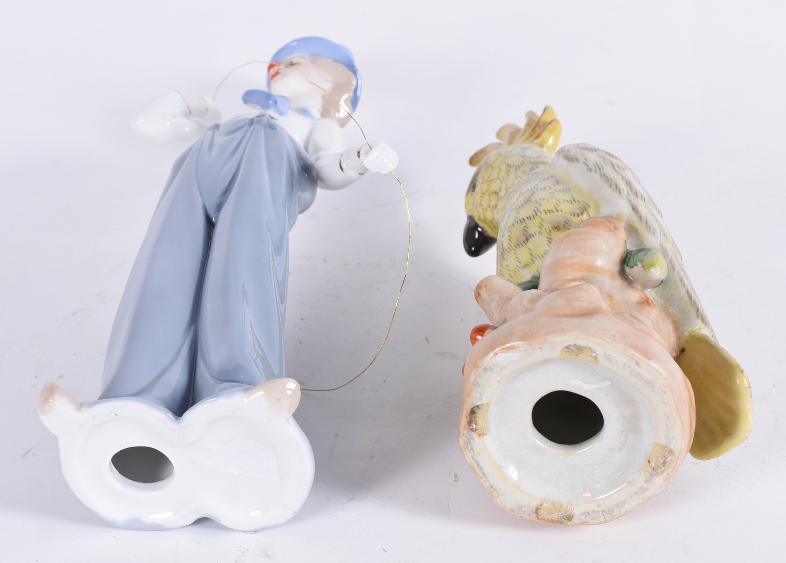Duas peças, sendo: escultura de porcelana representando cacatua em... - foto 5 de 5