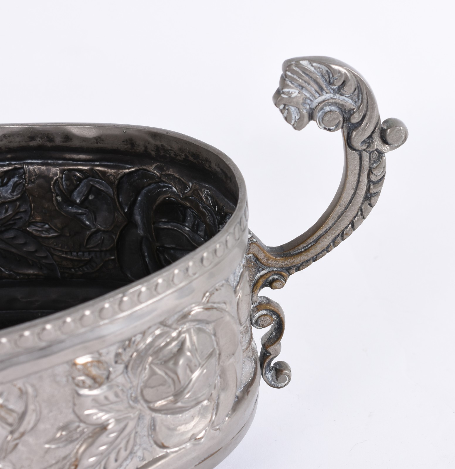 Floreira de metal na forma oval com flores em relevo. Desgastes. - foto 4 de 5