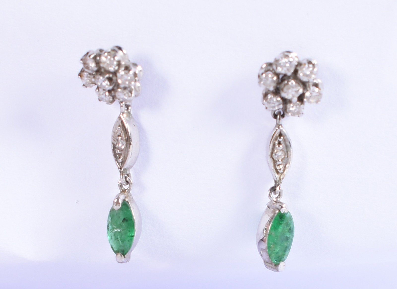 Par de brincos de ouro branco com brilhantes e pedra verde (Por... - foto 1 de 3