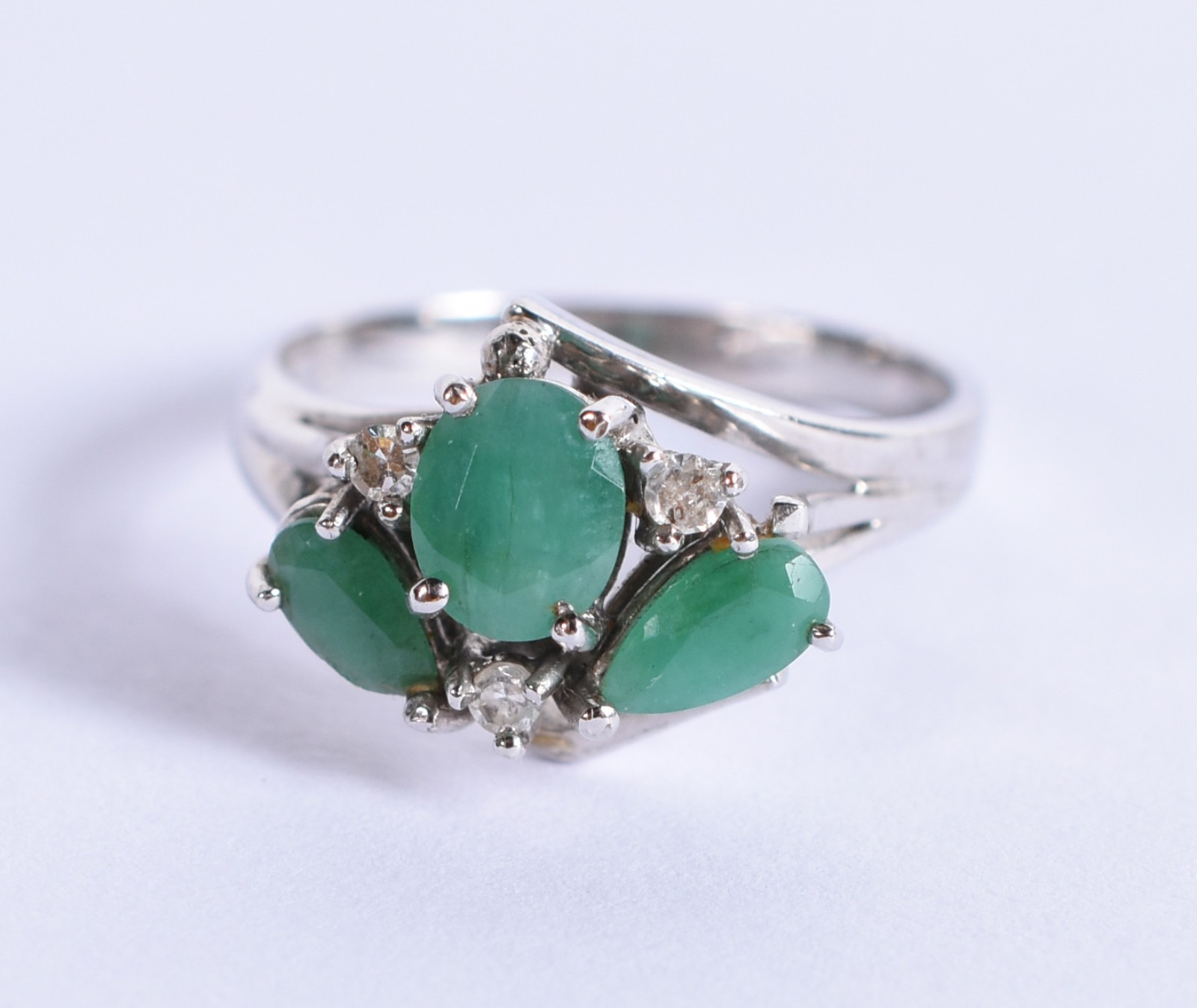 Anel de ouro branco com brilhantes e pedra verde, aro 17 (Por motivos... - foto 1 de 3