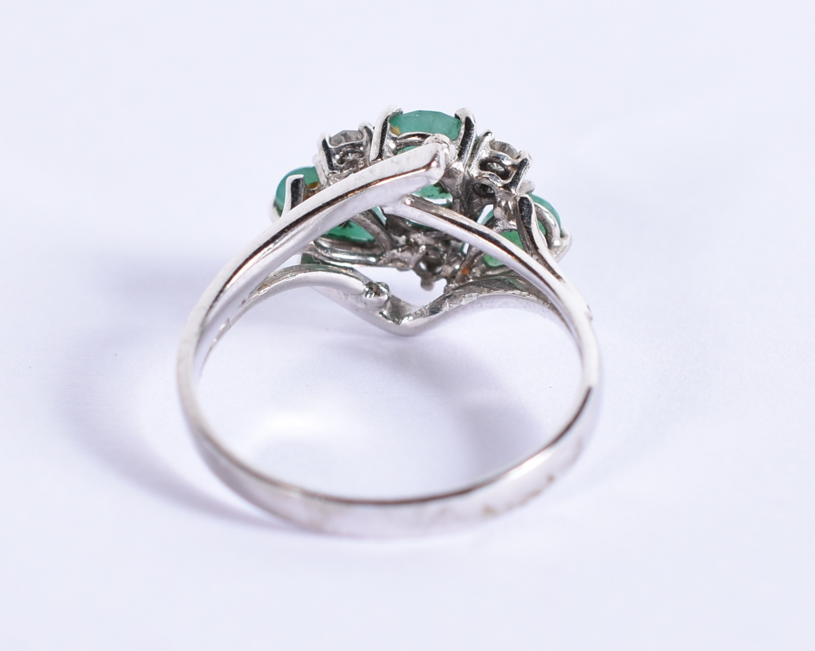 Anel de ouro branco com brilhantes e pedra verde, aro 17 (Por motivos... - foto 2 de 3