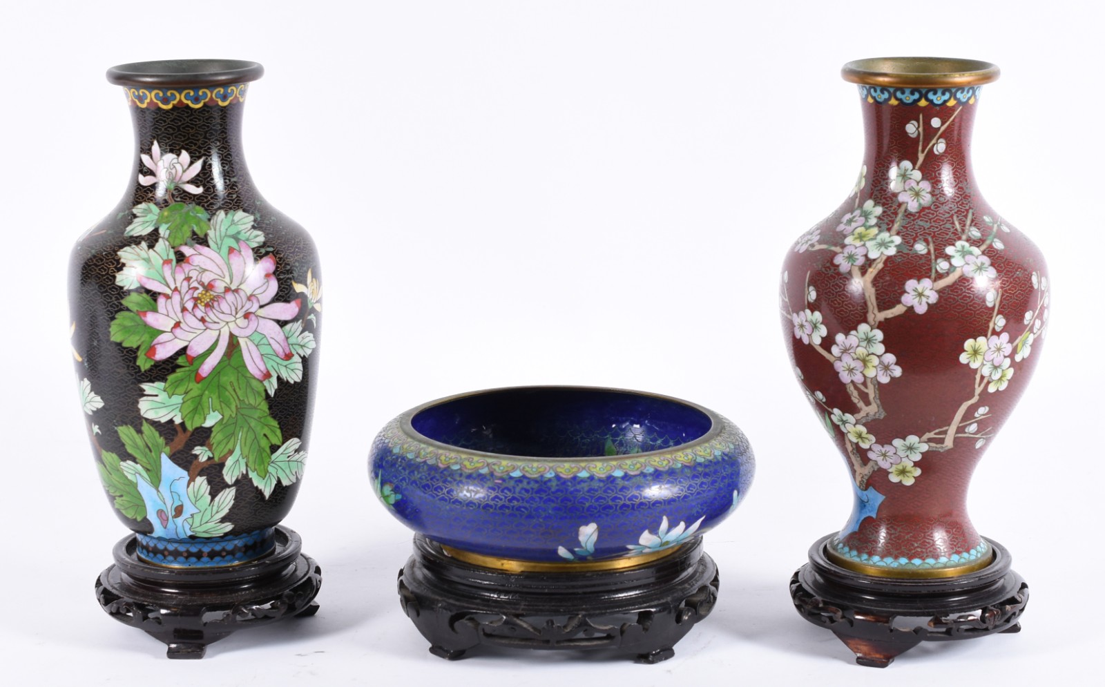 Dois vasos e bowl de cloisonné floral com bases de madeira. - foto 1 de 5