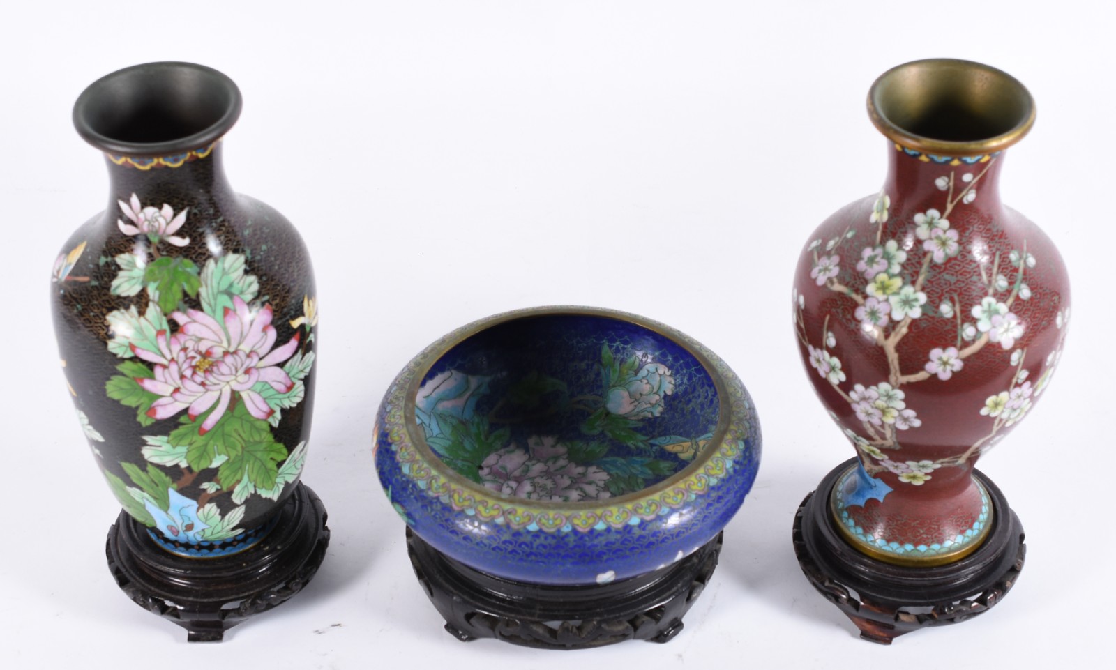 Dois vasos e bowl de cloisonné floral com bases de madeira. - foto 2 de 5