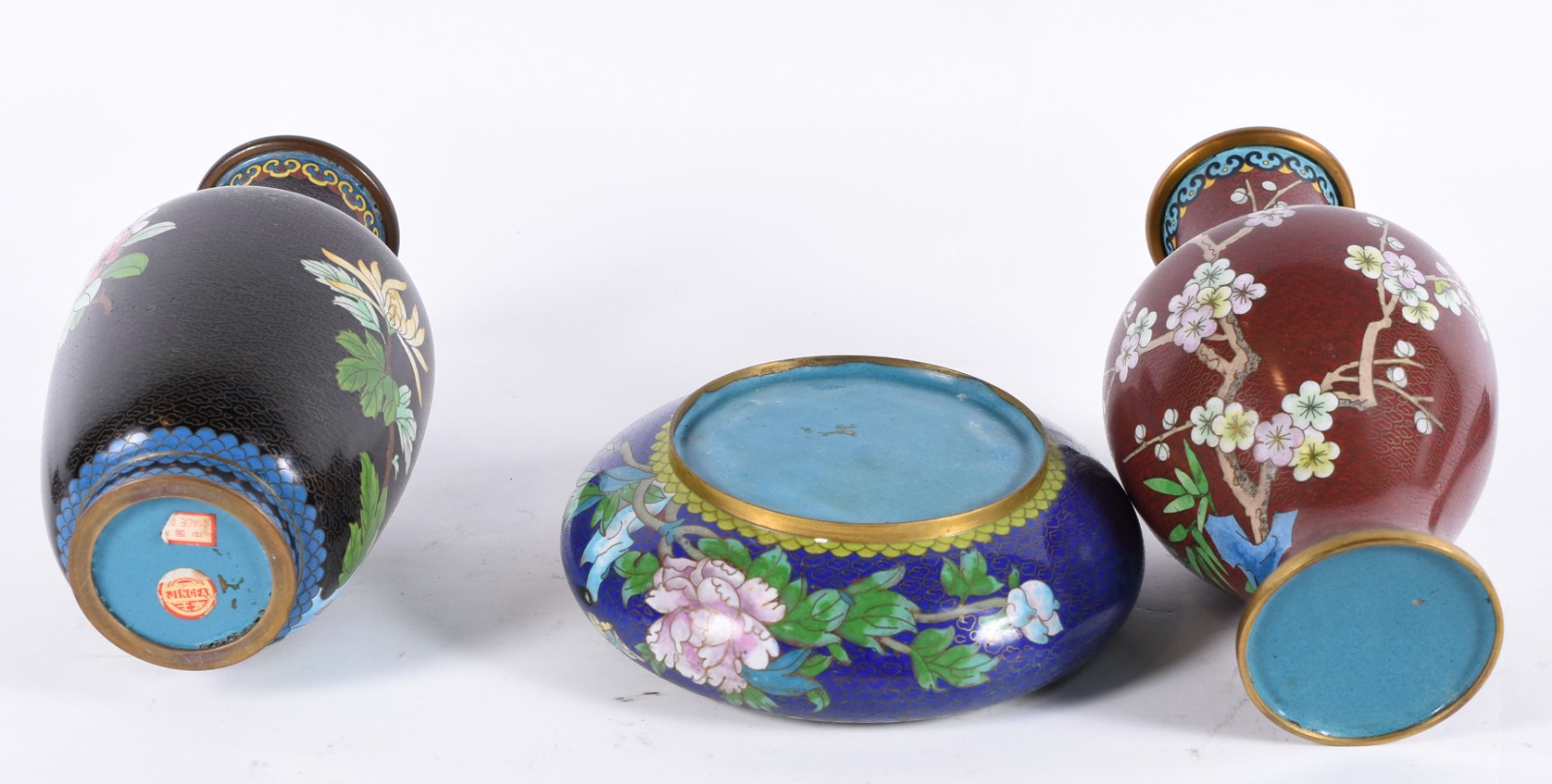 Dois vasos e bowl de cloisonné floral com bases de madeira. - foto 3 de 5