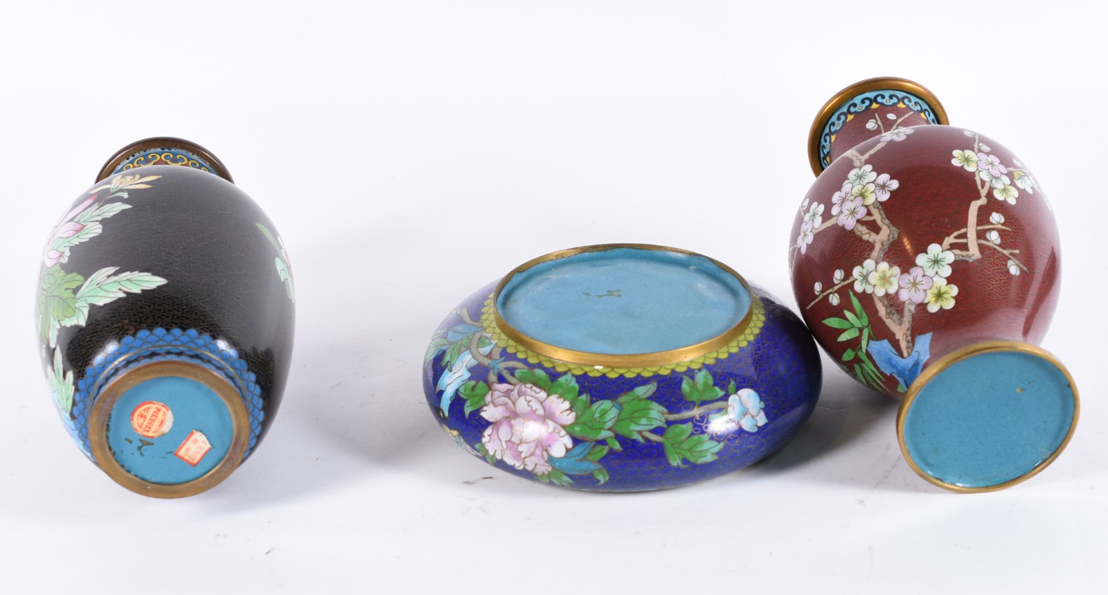 Dois vasos e bowl de cloisonné floral com bases de madeira. - foto 4 de 5