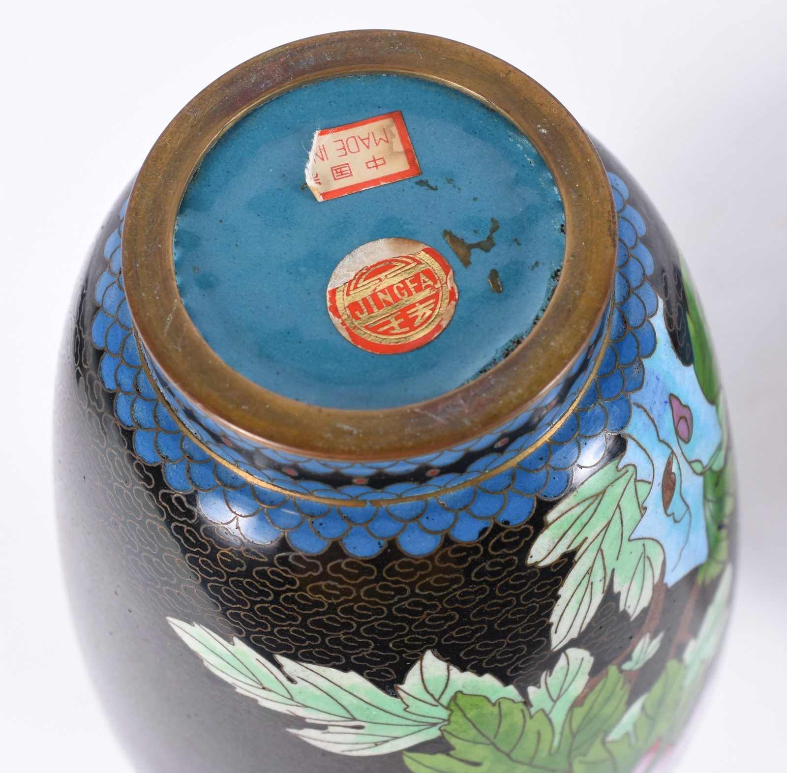 Dois vasos e bowl de cloisonné floral com bases de madeira. - foto 5 de 5