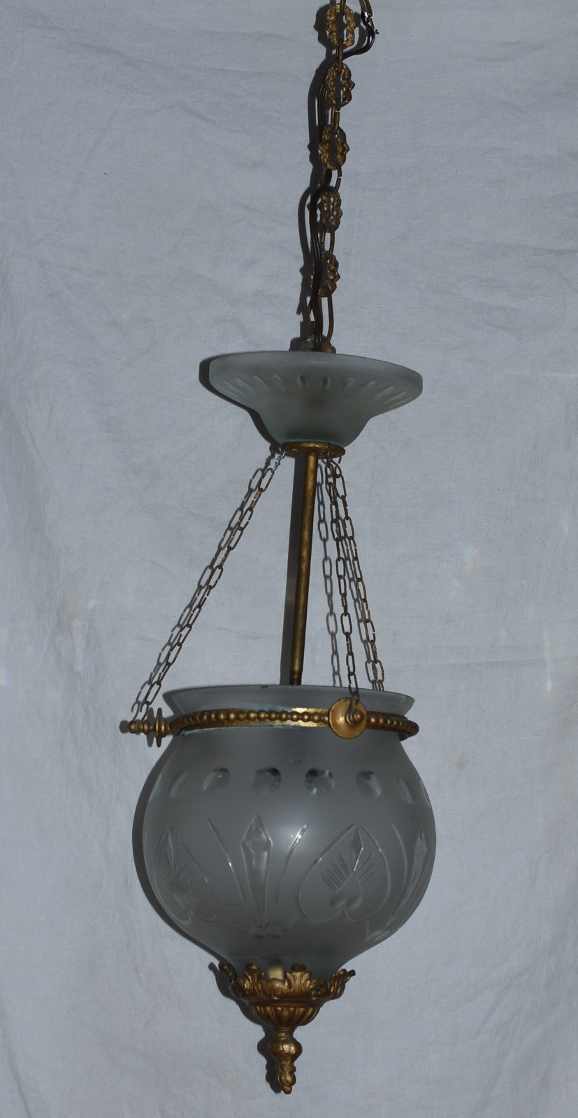 Lanterna de teto de metal dourado, globo de vidro fosco lapidado. - foto 1 de 3