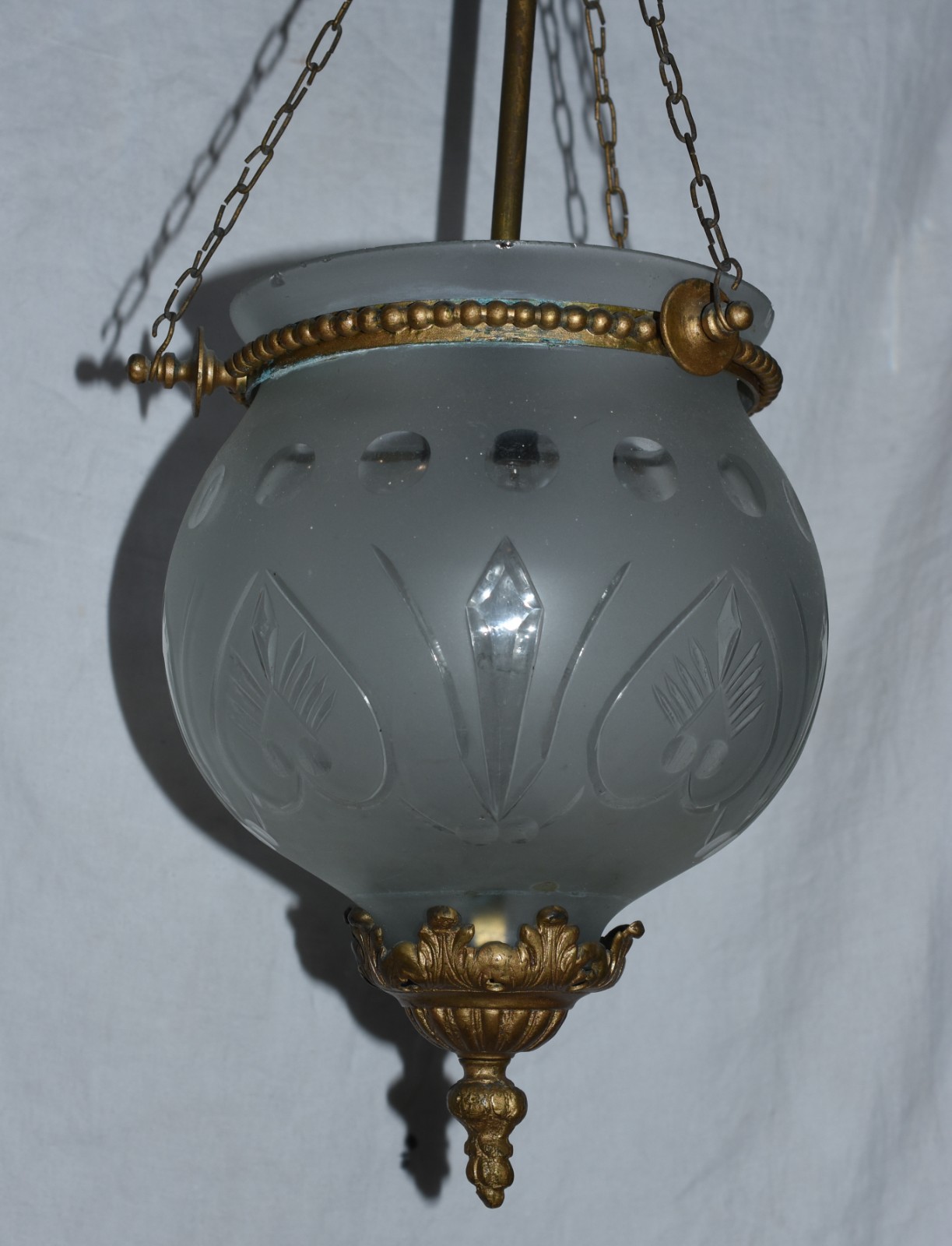 Lanterna de teto de metal dourado, globo de vidro fosco lapidado. - foto 2 de 3