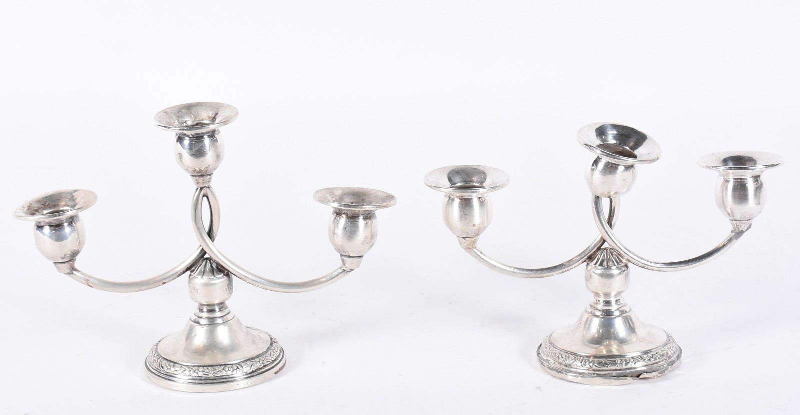 Par de pequenos candelabros para 3 velas cada de prata Sterling. Com... - foto 1 de 6