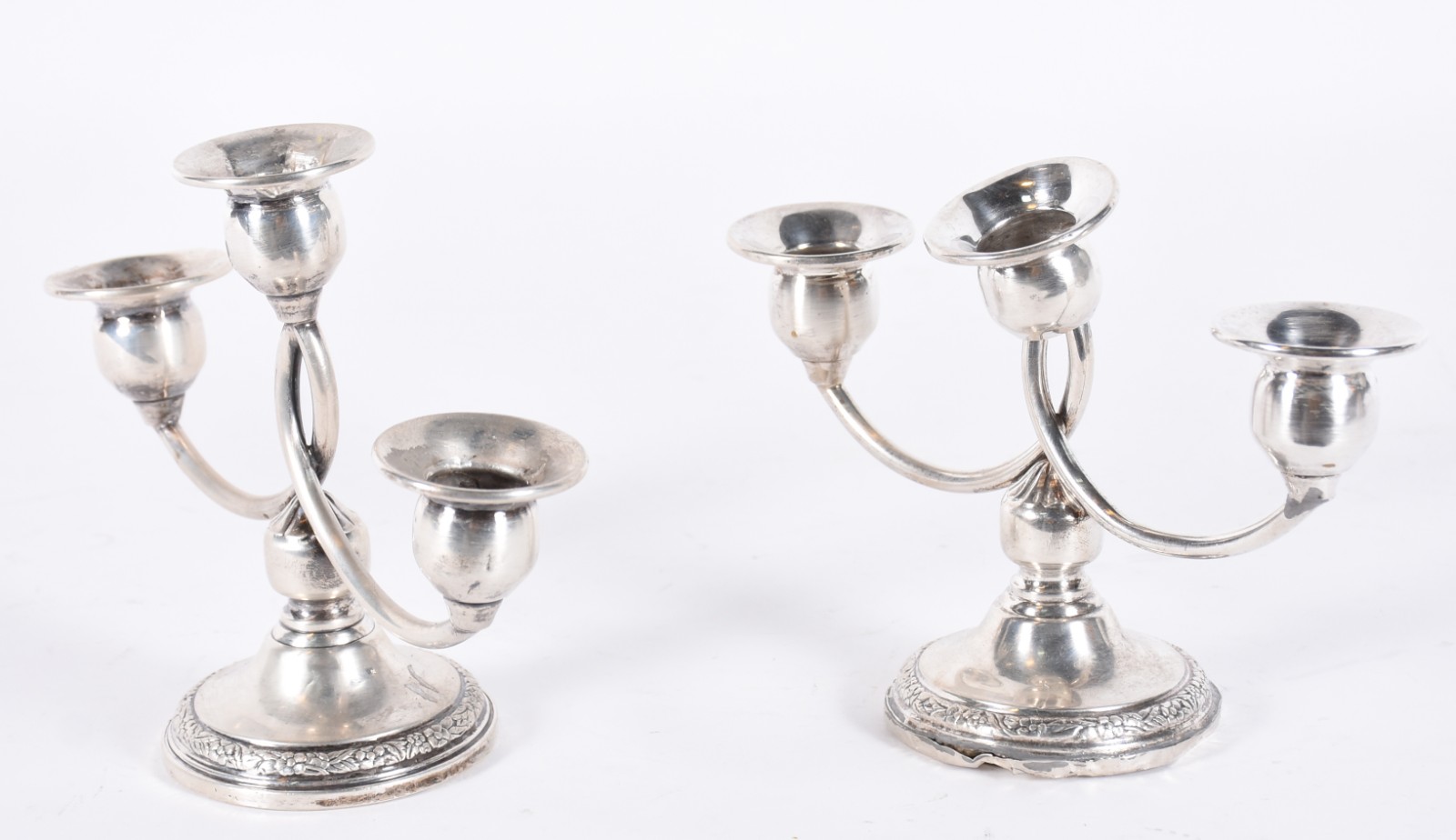 Par de pequenos candelabros para 3 velas cada de prata Sterling. Com... - foto 2 de 6