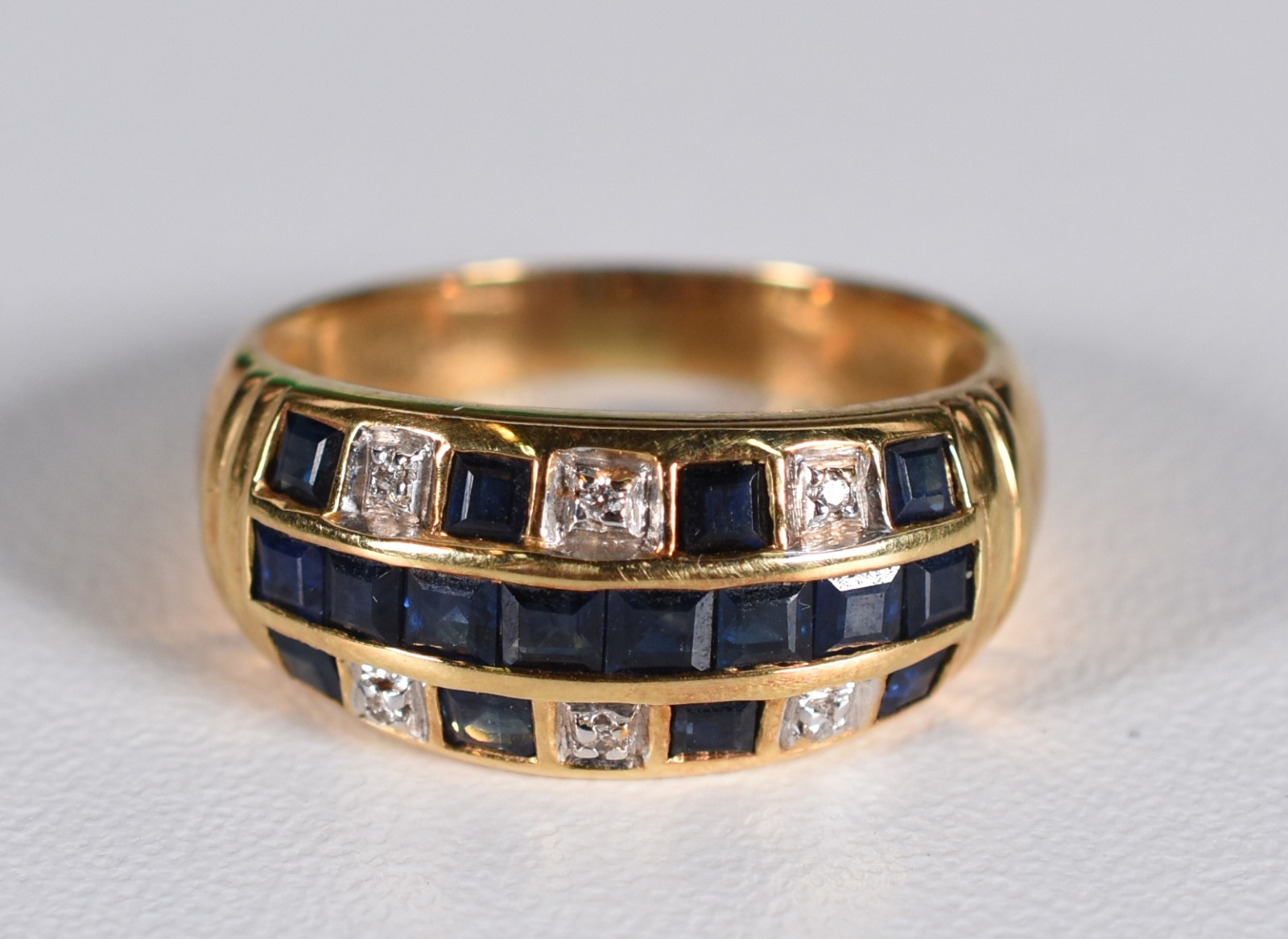 Anel de ouro 18 k com safiras azuis e brilhantes, contraste 750 com... - foto 1 de 5