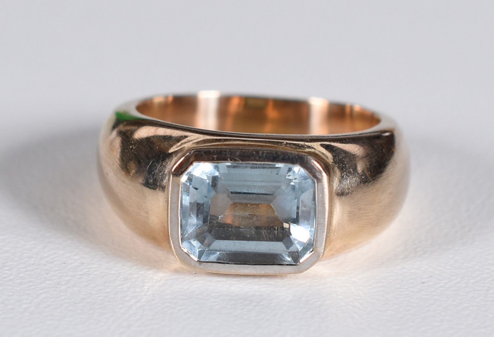 Anel de ouro baixo com pedra central topázio azul, aro 16 (Por... - foto 1 de 3