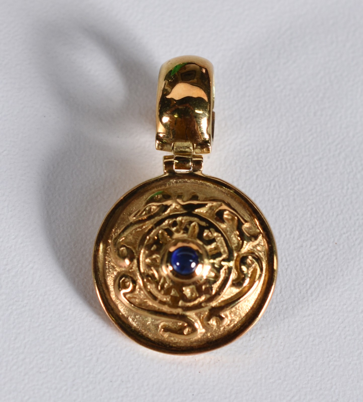 Pendente de ouro 18 k com pequena pedra central. (Por motivos de... - foto 1 de 3