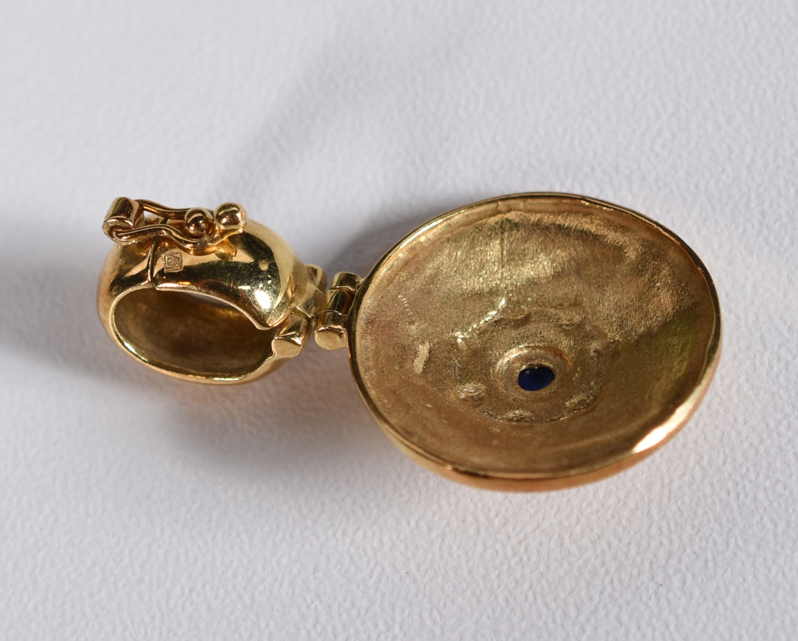 Pendente de ouro 18 k com pequena pedra central. (Por motivos de... - foto 2 de 3