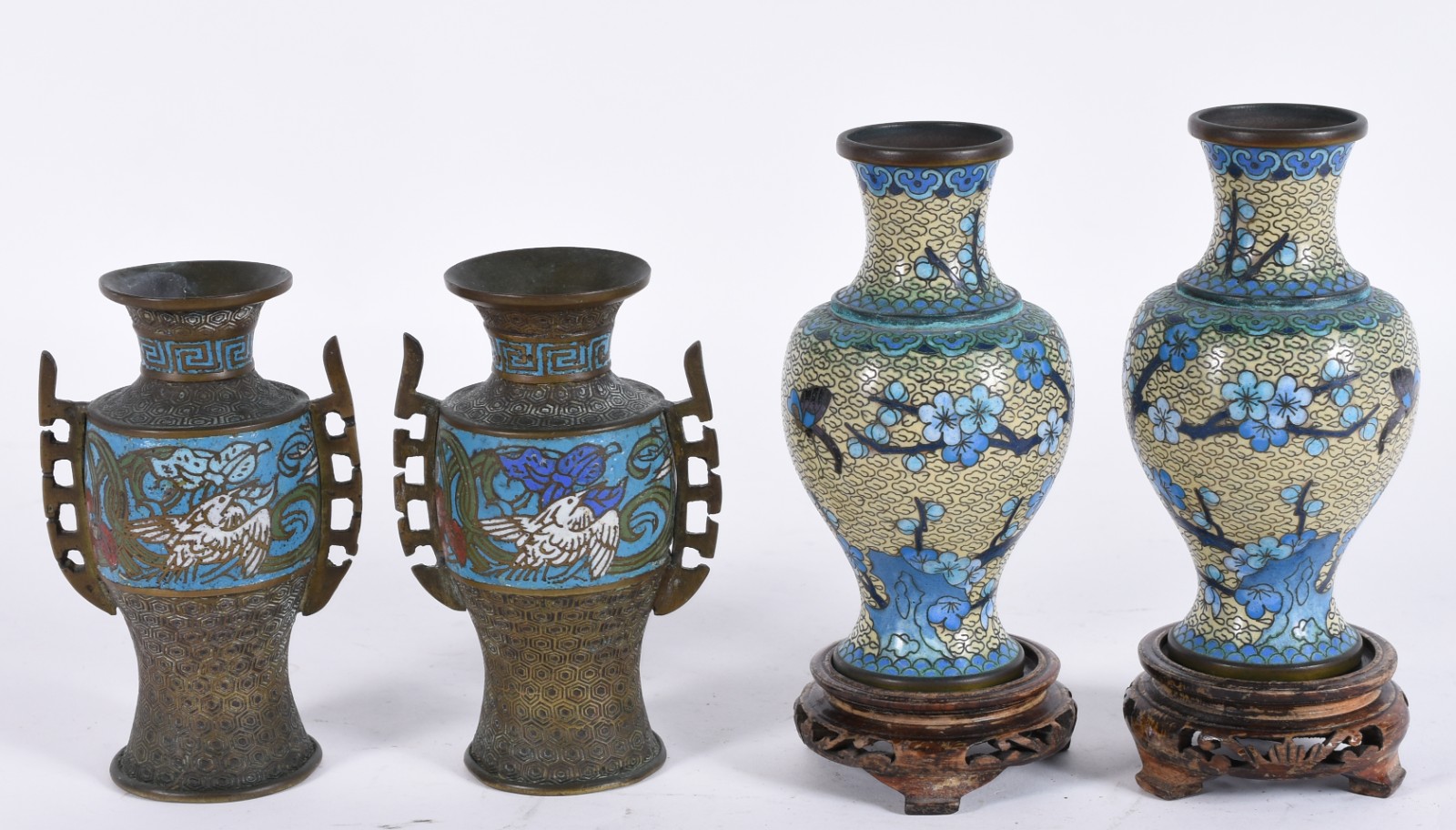 Dois pares de vasos de cloisonné, sendo um par com bases de madeira. - foto 1 de 5