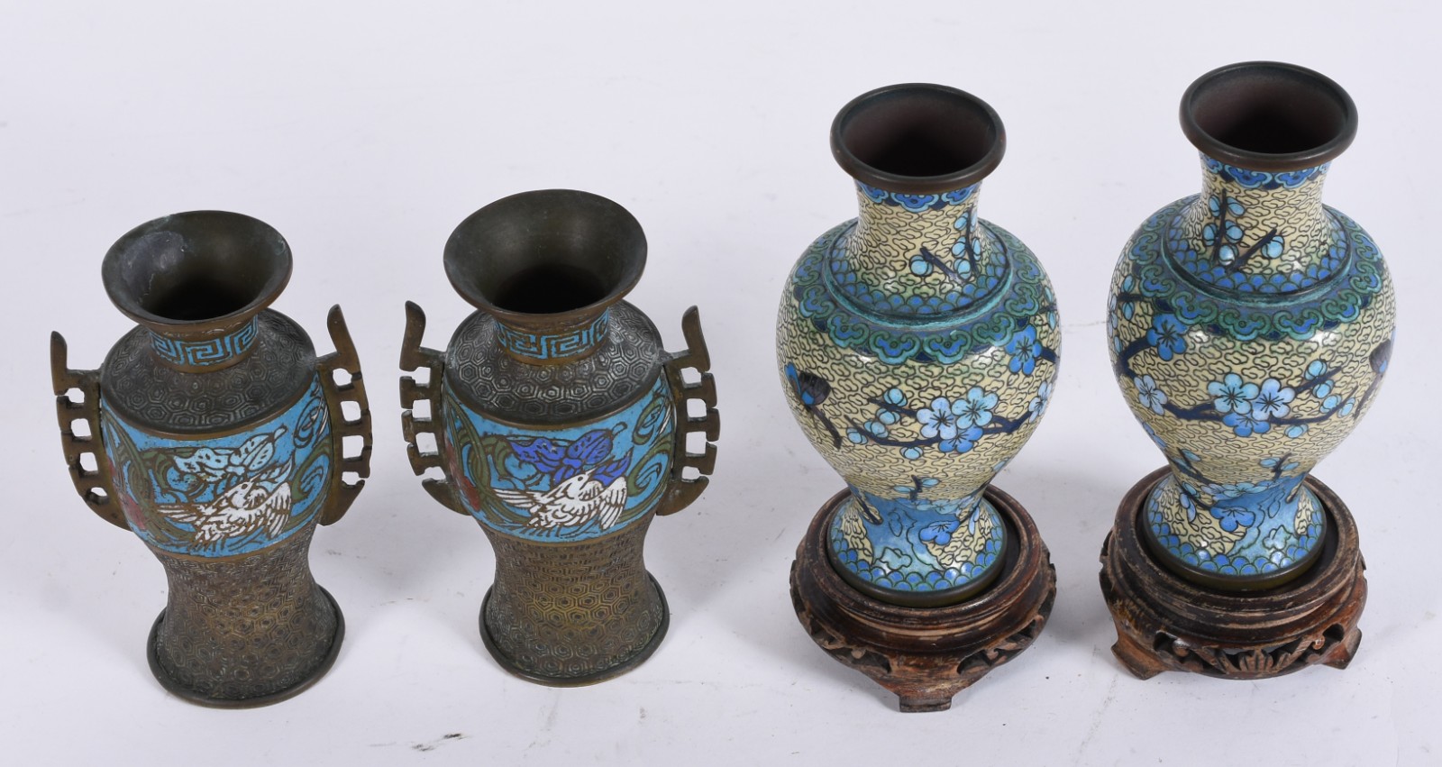 Dois pares de vasos de cloisonné, sendo um par com bases de madeira. - foto 2 de 5